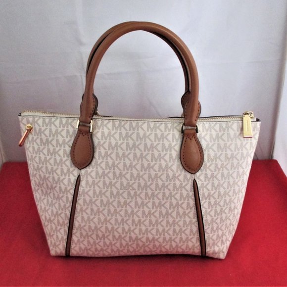 Michael Kors Sierra Signature Medium Messenger - Picture 12 of 13